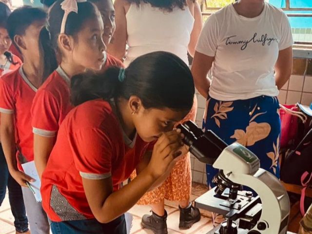 Estudante do Ifes realiza atividade de microscopia em comunidade indígena no Amapá